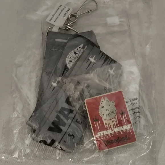 🏰Disneyland Resort Star Wars Galaxy's Edge Collector Pin And ID Lanyard - Picture 3 of 6